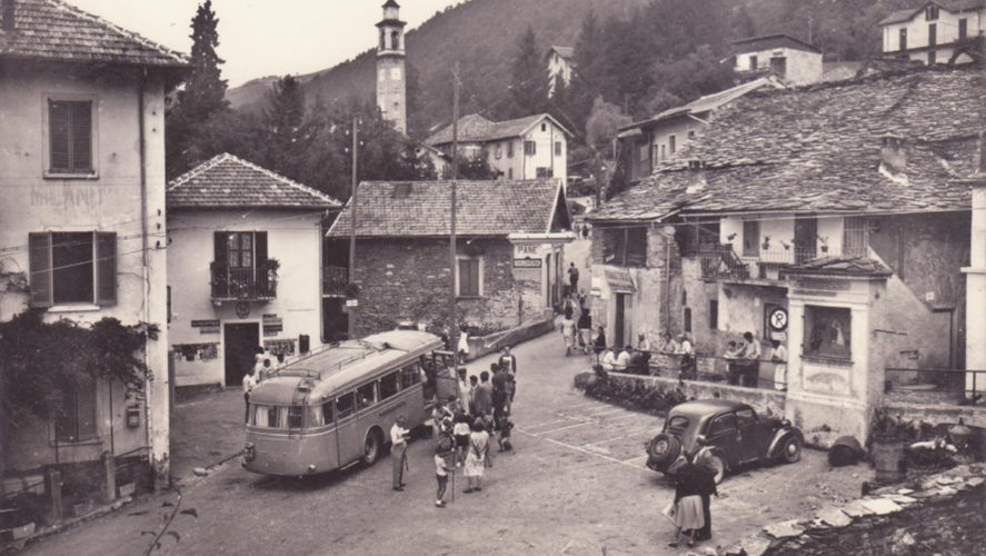 Miazzina_Corriera-Piazza-Secchi-1962