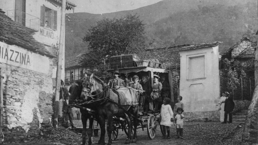 Miazzina_Piazza-Secchi-corriera-a-cavallo